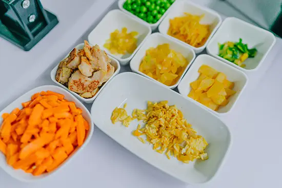 Verschiedene Lebensmittel in Schalen