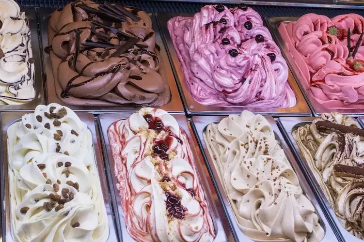 Verschiedene Eissorten in großen Behältern.