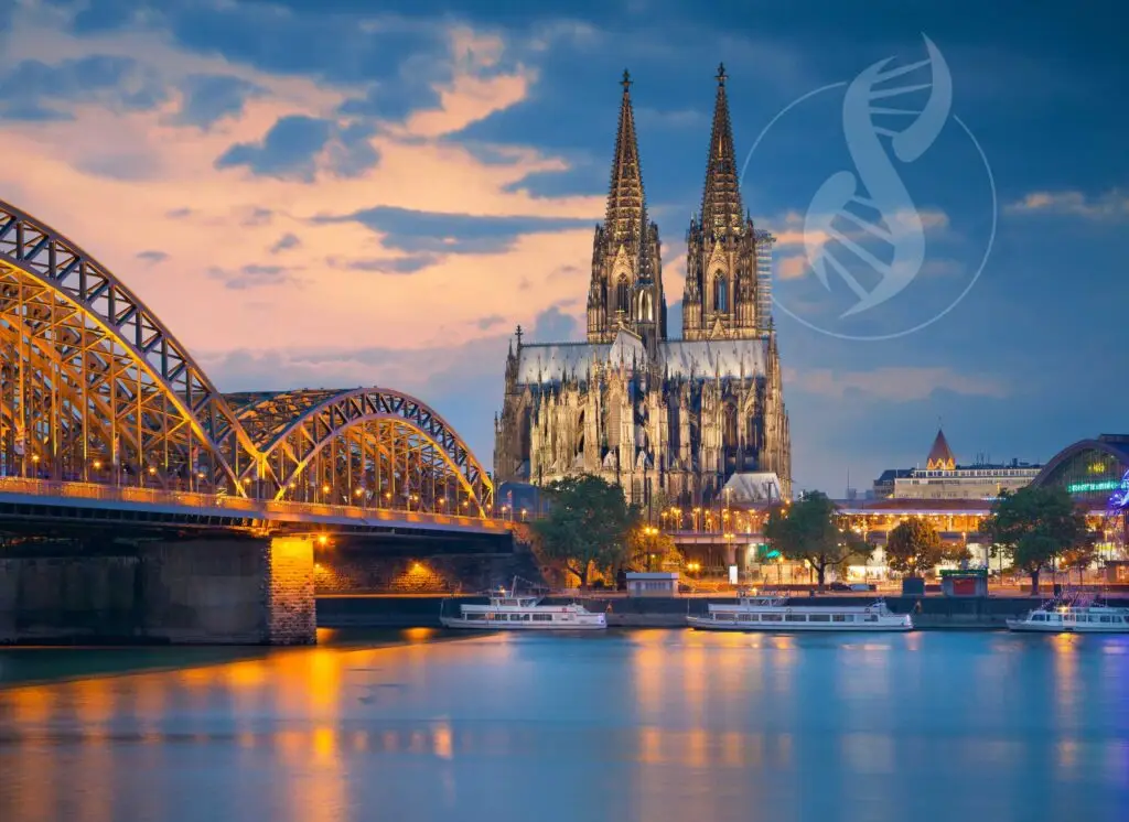 Kölner Dom mit Brücke am Fluss, DNA-Helix am Himmel