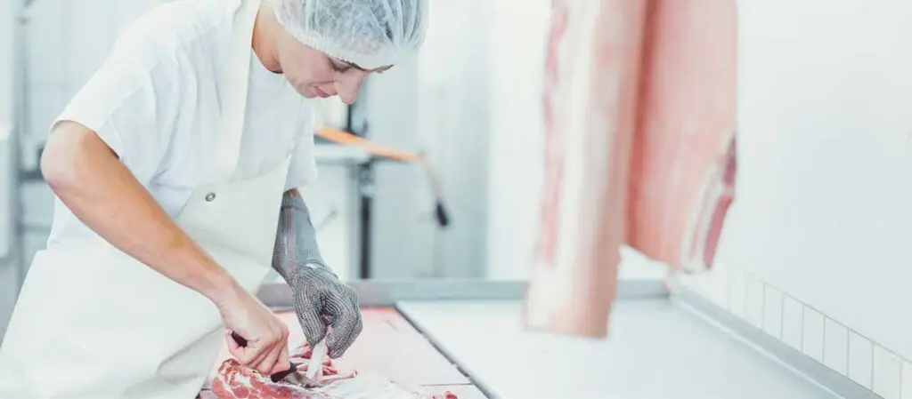 Frau bearbeitet Fleisch