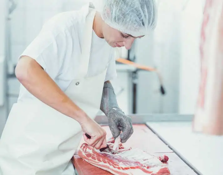 Frau bearbeitet Fleisch