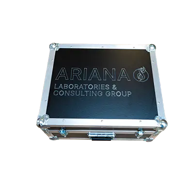 Koffer mit eingraviertem Ariana-Logo