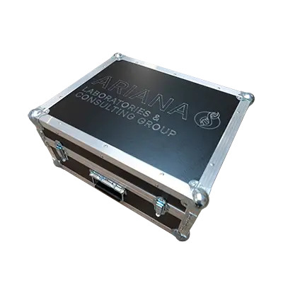 Koffer mit eingraviertem Ariana-Logo
