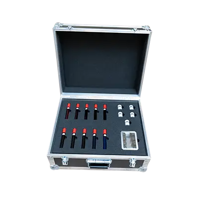 Geöffneter Koffer mit Utensilien (Fläschchen mit Flüssigkeiten, Fläschchen mit Granulat, Konsistenzkegel)