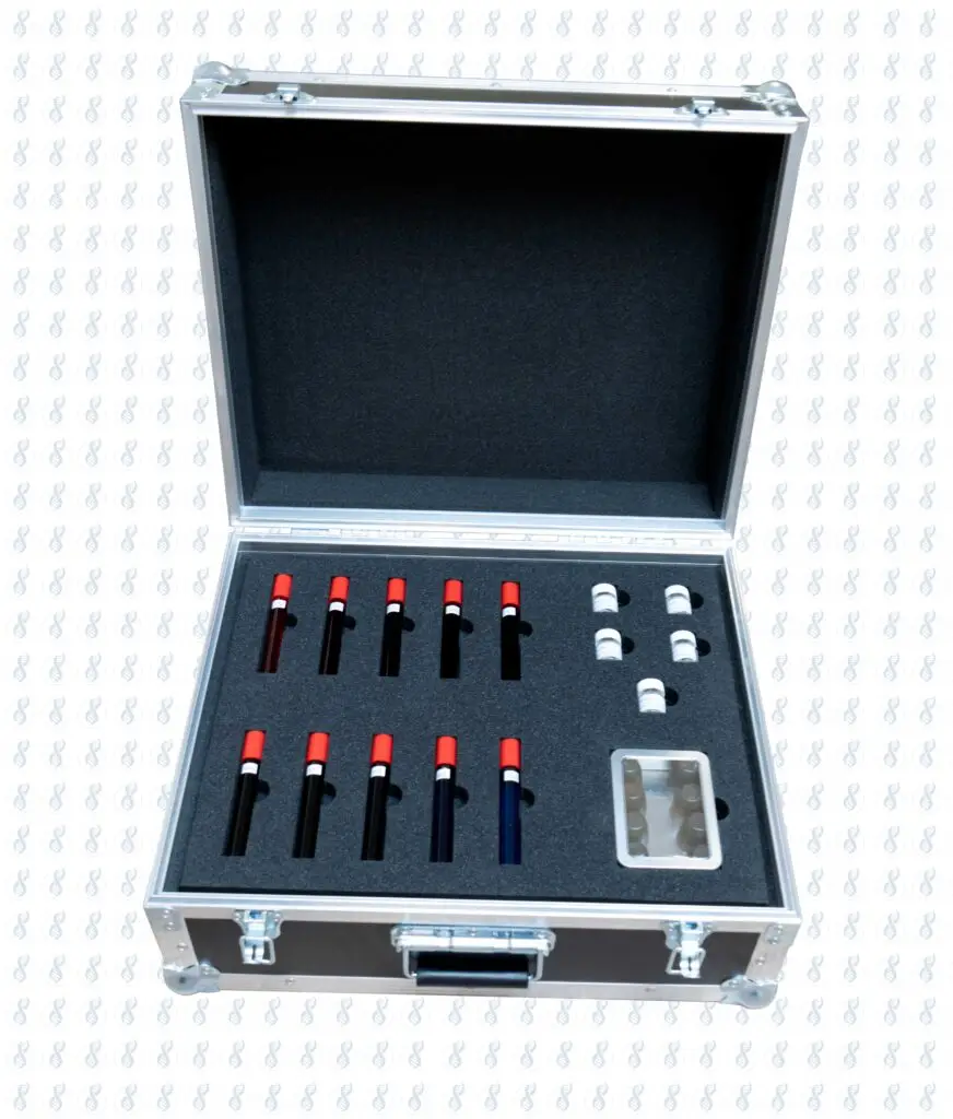 Geöffneter Koffer mit Utensilien (Fläschchen mit Flüssigkeiten, Fläschchen mit Granulat, Konsistenzkegel)