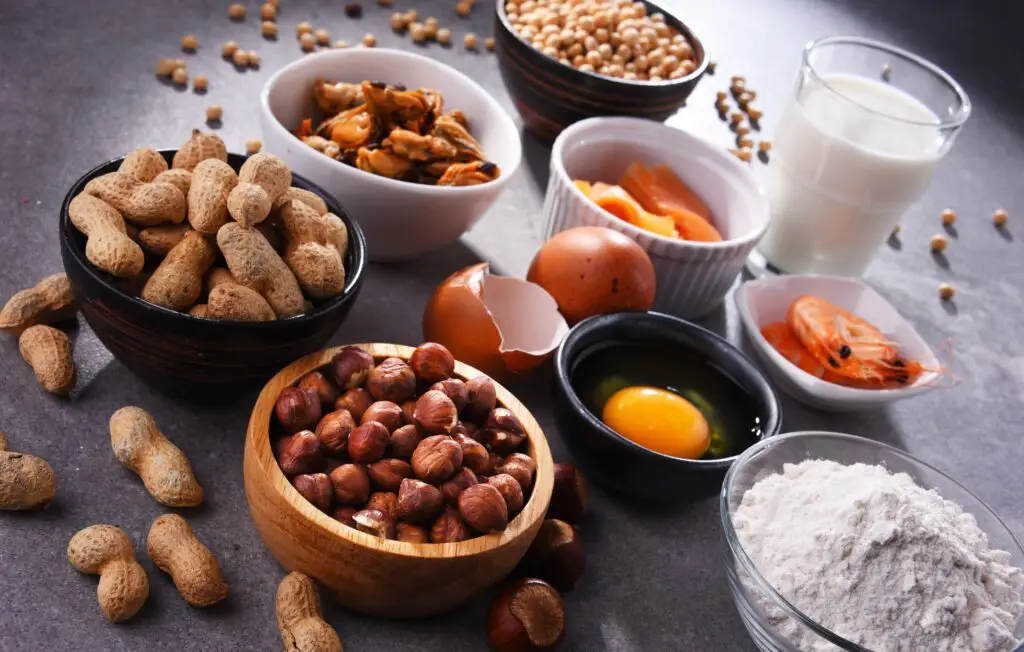 Composition with common food allergens including egg, milk, soya, peanuts, hazelnut, fish, seafood and wheat flour.