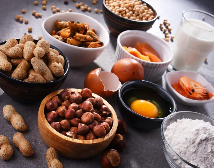 Composition with common food allergens including egg, milk, soya, peanuts, hazelnut, fish, seafood and wheat flour.